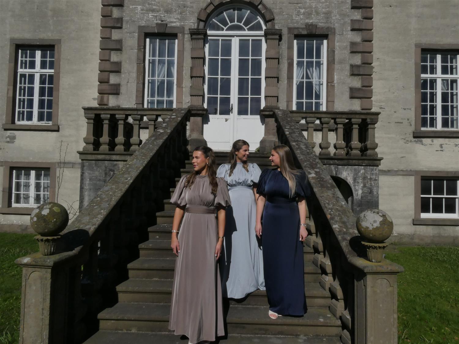 Holly Long Dress i lyseblå stylet antrekk, kjole fra Golightly hos Image Mandal