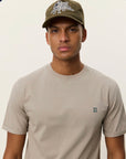 Norregaard Contrast T-shirt i sand sett fra siden, t-skjorte fra Les Deux hos Image Mandal
