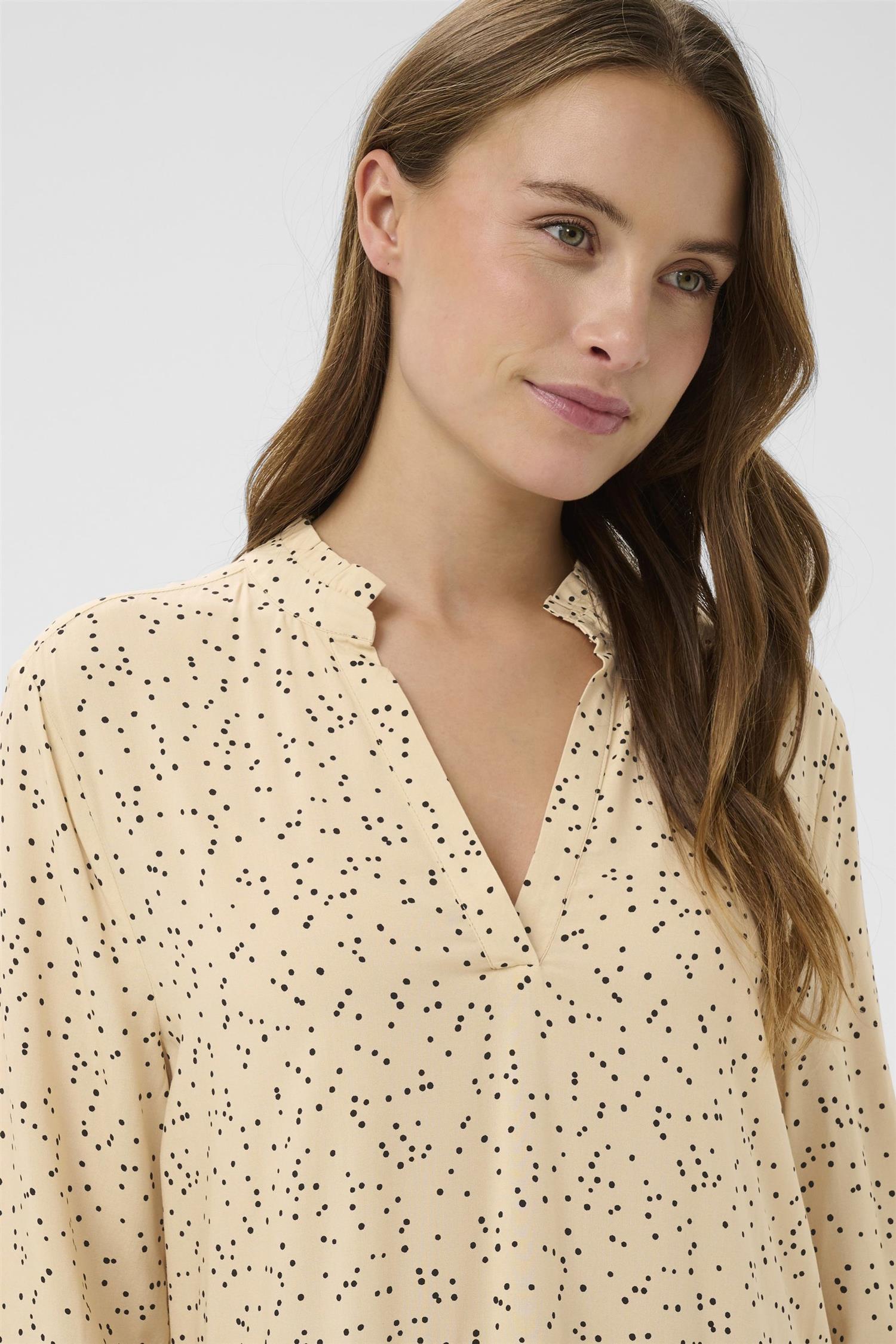 Edasz Dress i creme sort mini dots bakfra, kjole fra Saint Tropez hos Image Mandal
