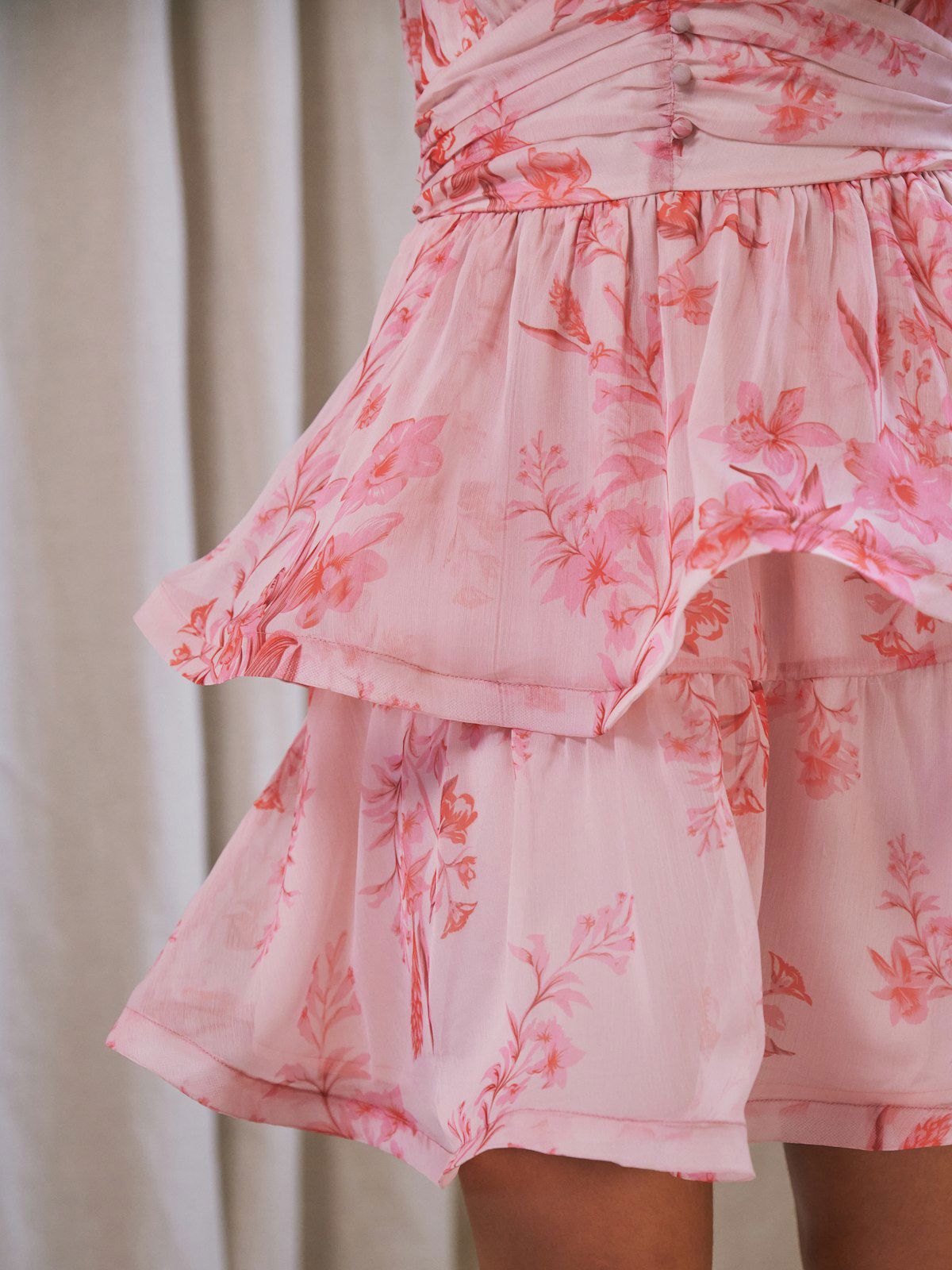 Rivana Print Chiffon Dress i rosa bakfra, kjole fra Neo Noir hos Image Mandal