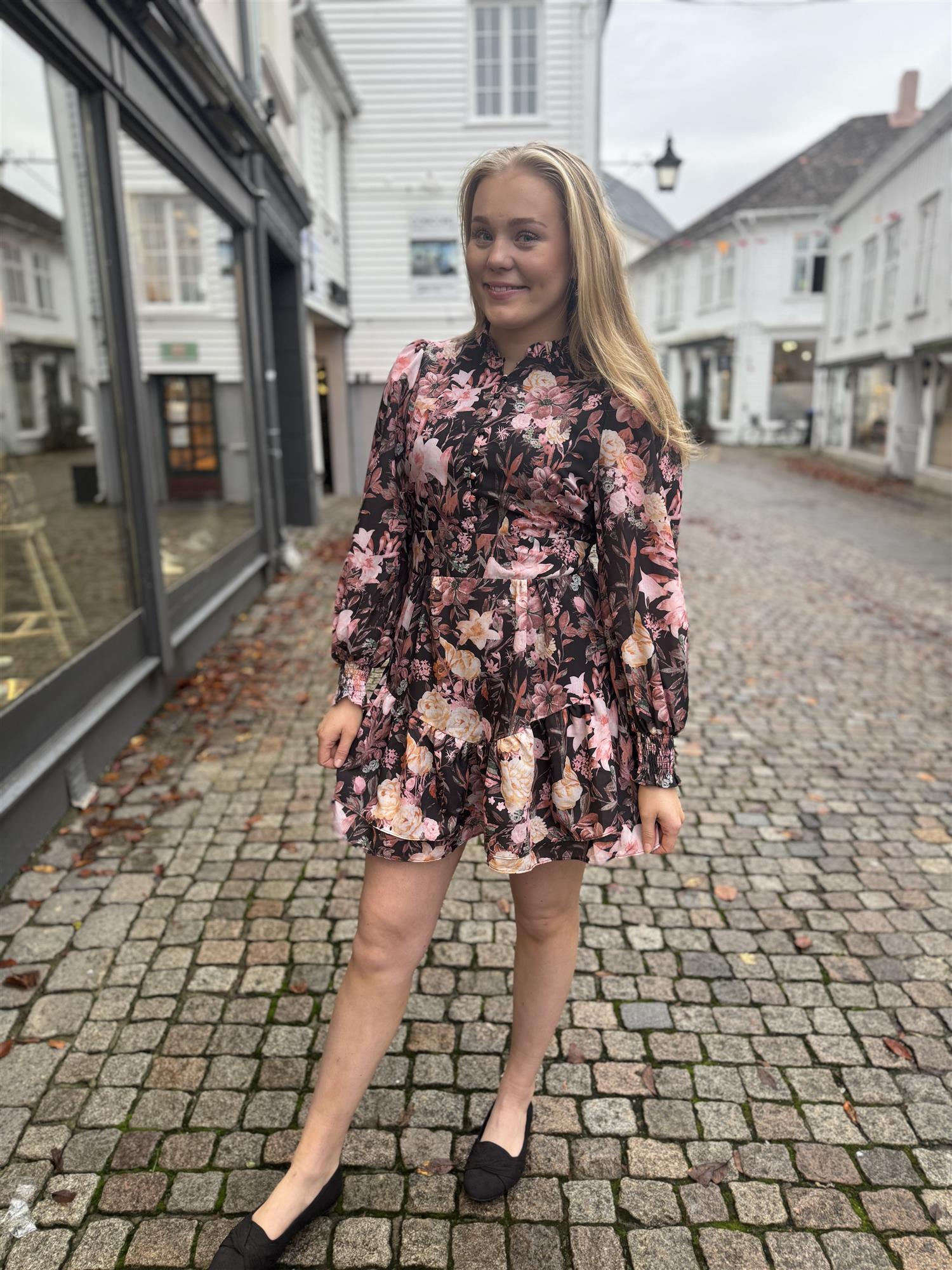 Aberto Big Flower Dress i sort styling-inspirasjon, kjole fra Neo Noir hos Image Mandal