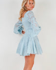 Sophie Lace Dress i lyseblå bakfra, kjole fra Golightly hos Image Mandal