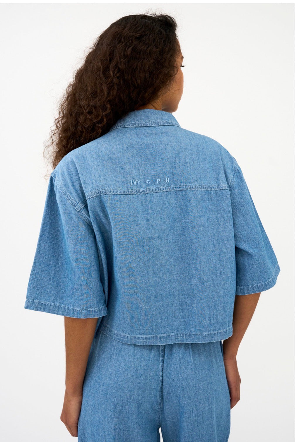 Ivy Uta Oversize Chambray Shirt i denim blå sett fra siden, bluse fra Ivy Copenhagen hos Image Mandal