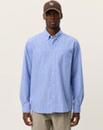 Kent Stripe Poplin Shirt i blå sett fra siden, skjorte fra Les Deux hos Image Mandal