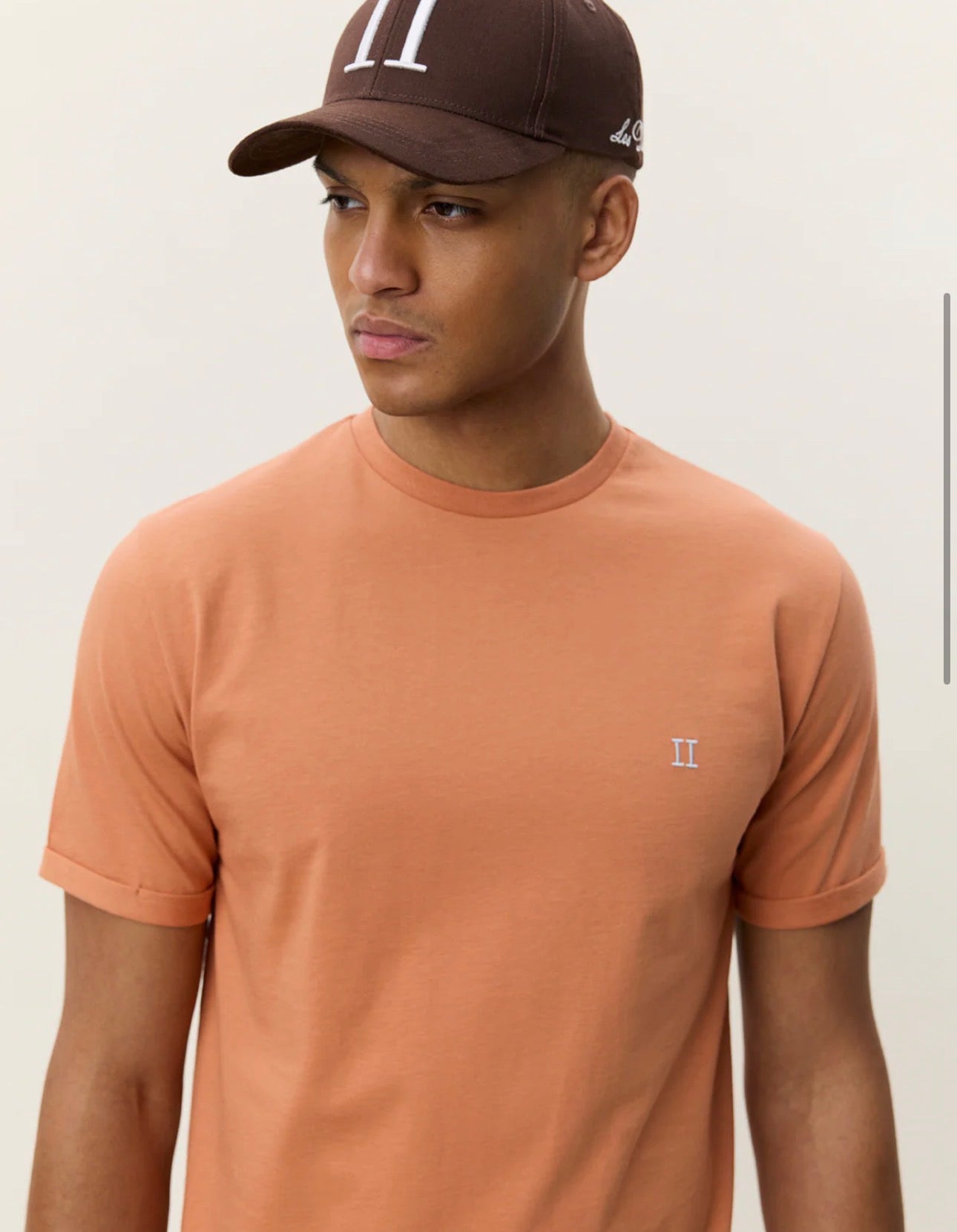 Core Contrast T-Shirt i oransje nærbilde av detaljer, t-skjorte fra Les Deux hos Image Mandal