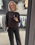 Christine Blouse i brun sett fra siden, bluse fra Urban Pioneers hos Image Mandal