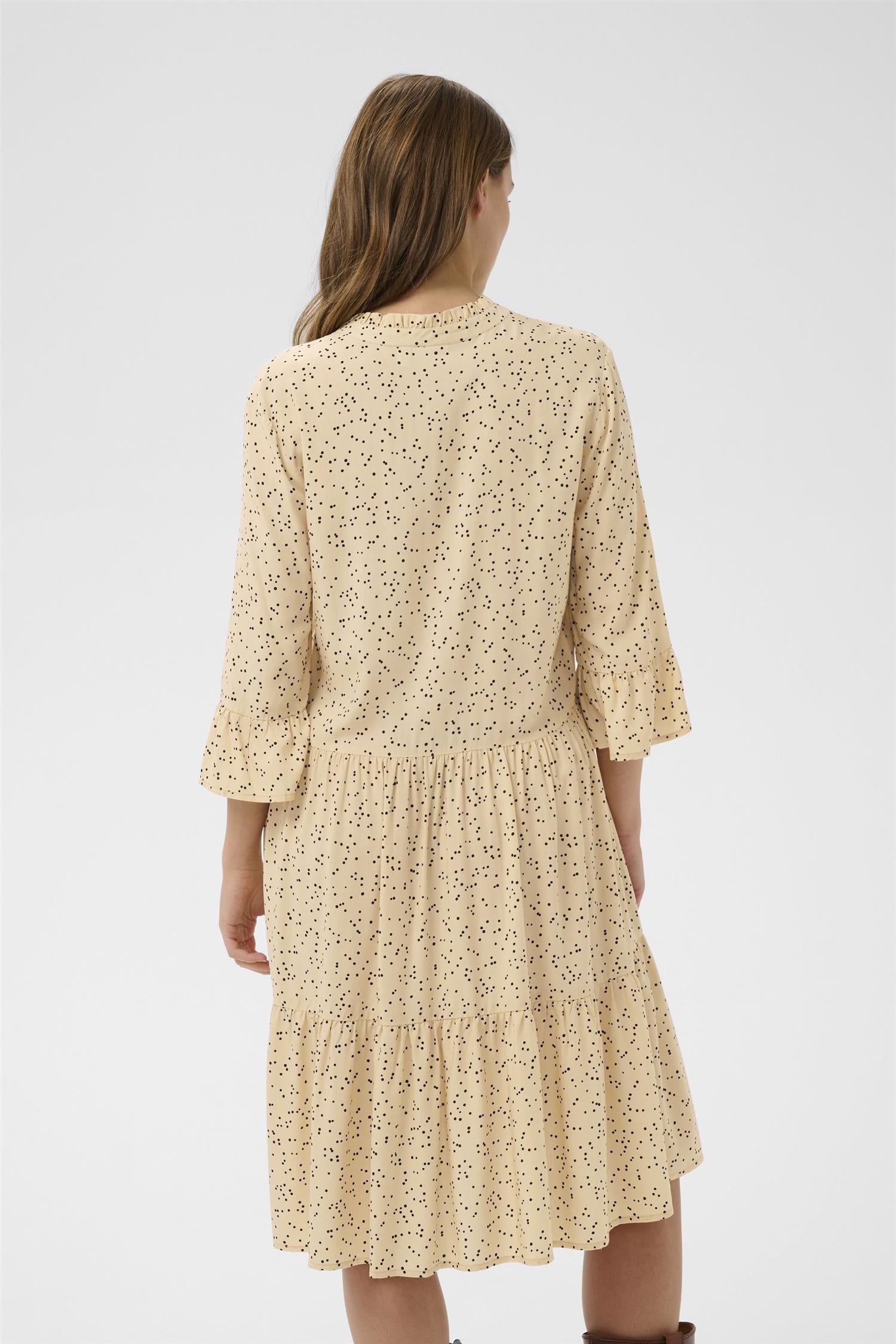 Edasz Dress i creme sort mini dots stylet antrekk, kjole fra Saint Tropez hos Image Mandal