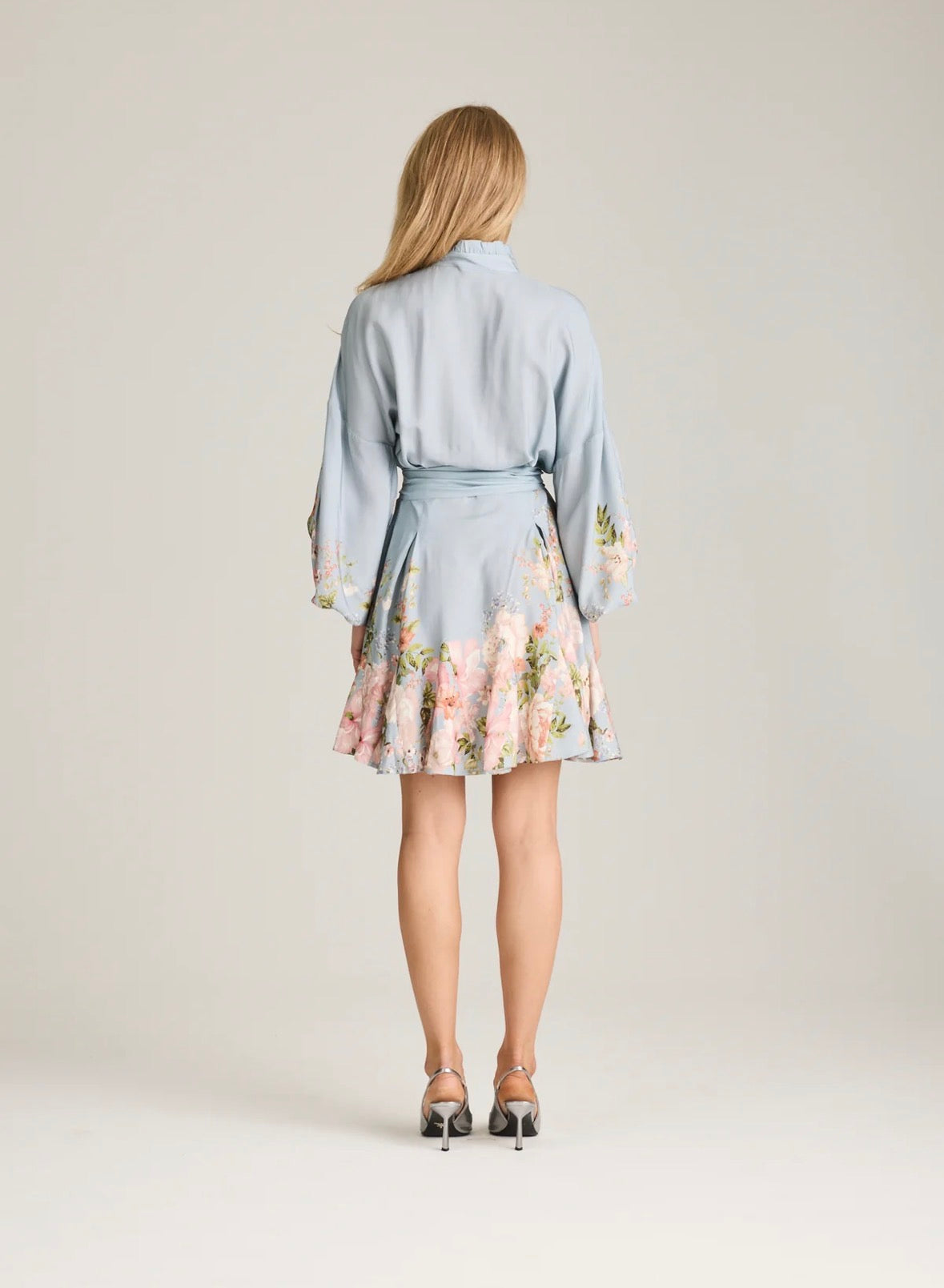 Aliahrv Flora Dress i blå alternativt utsnitt, kjole fra Ravn Ravn hos Image Mandal
