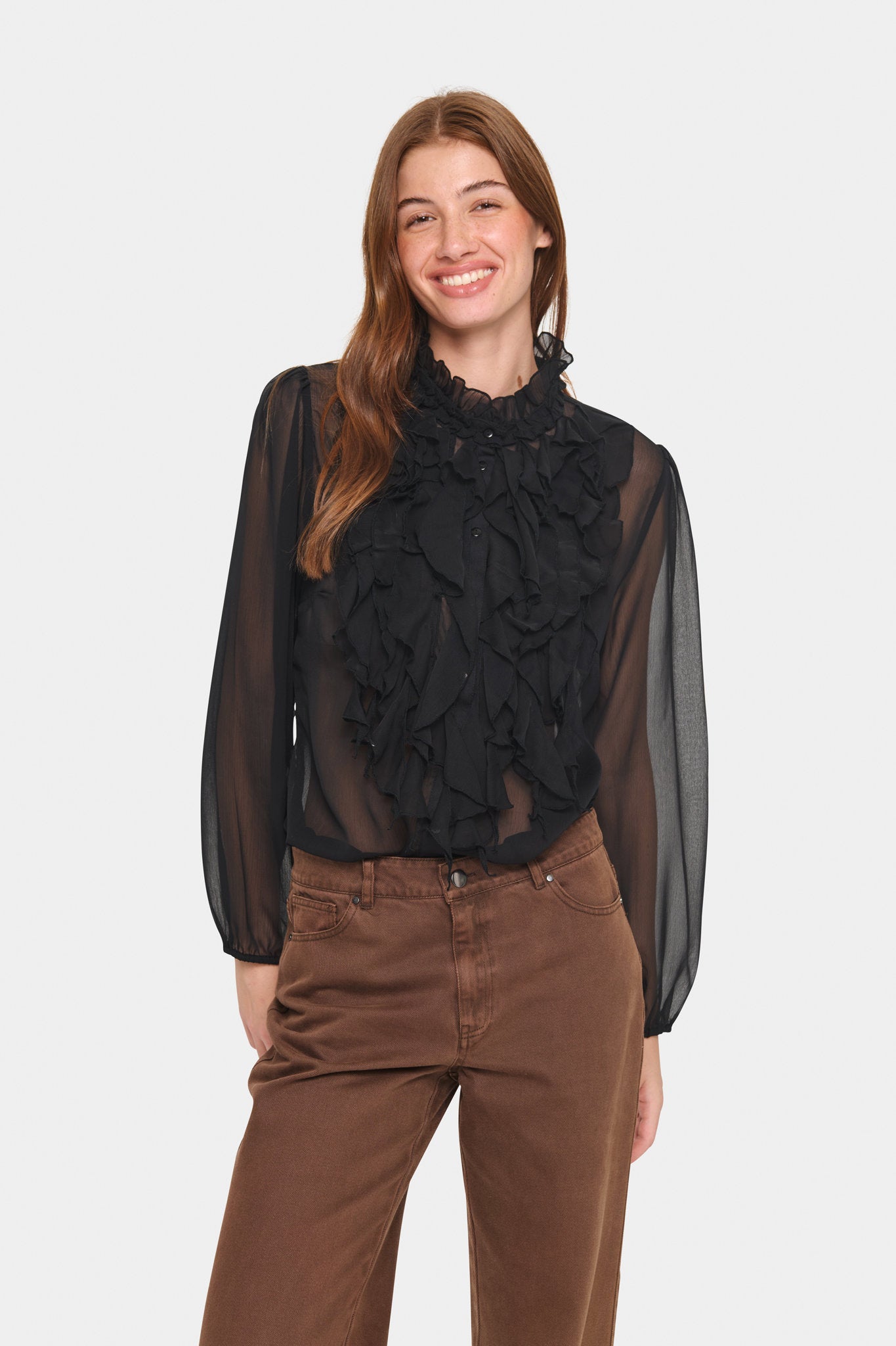 Lilja Crincle Shirt i sort detaljbilde, bluse fra Saint Tropez hos Image Mandal