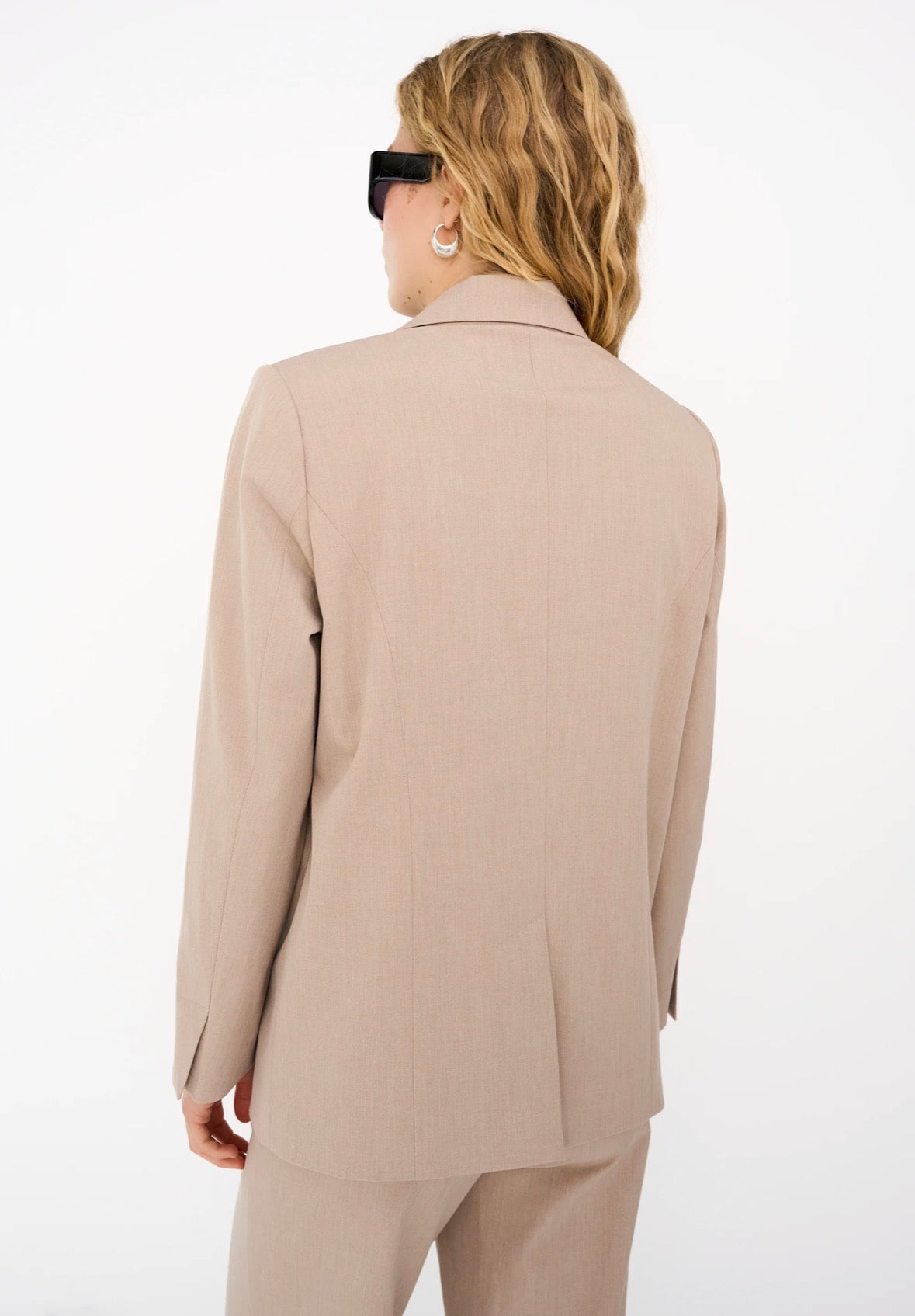 Andrea Essential Blazer i khaki sett fra siden, blazer fra Ivy Copenhagen hos Image Mandal