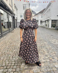 Kikka Rosy Dress i sort i viskose, kjole fra Neo Noir hos Image Mandal