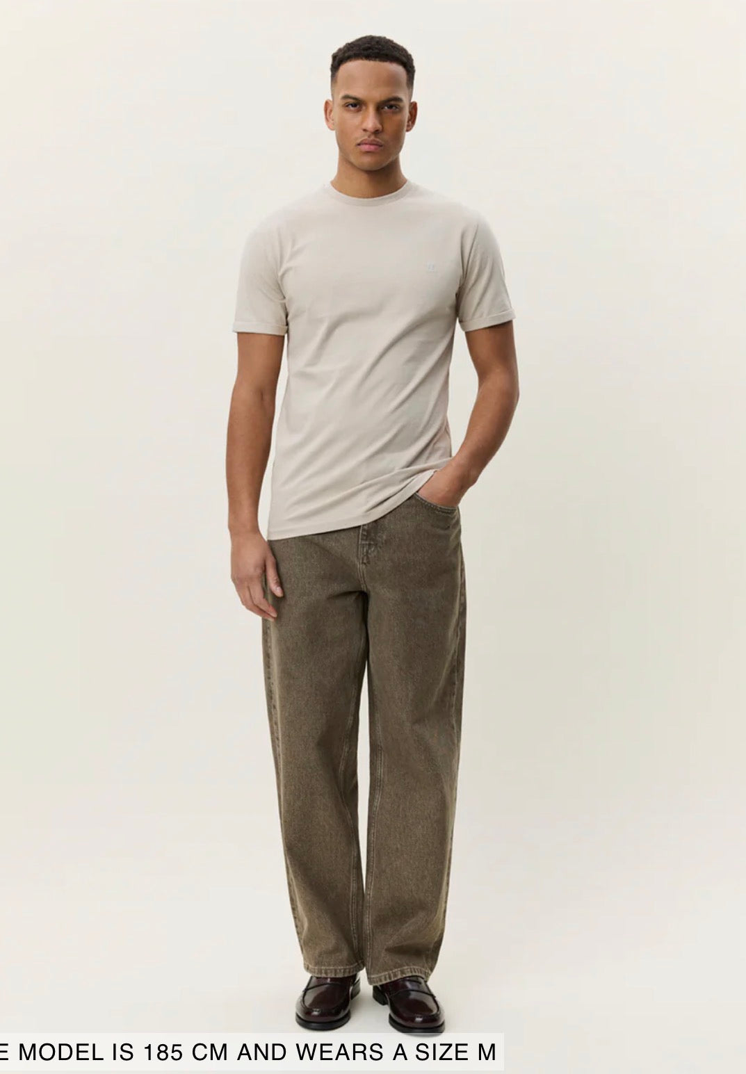 Core Contrast T-Shirt på modell, t-skjorte fra Les Deux hos Image Mandal