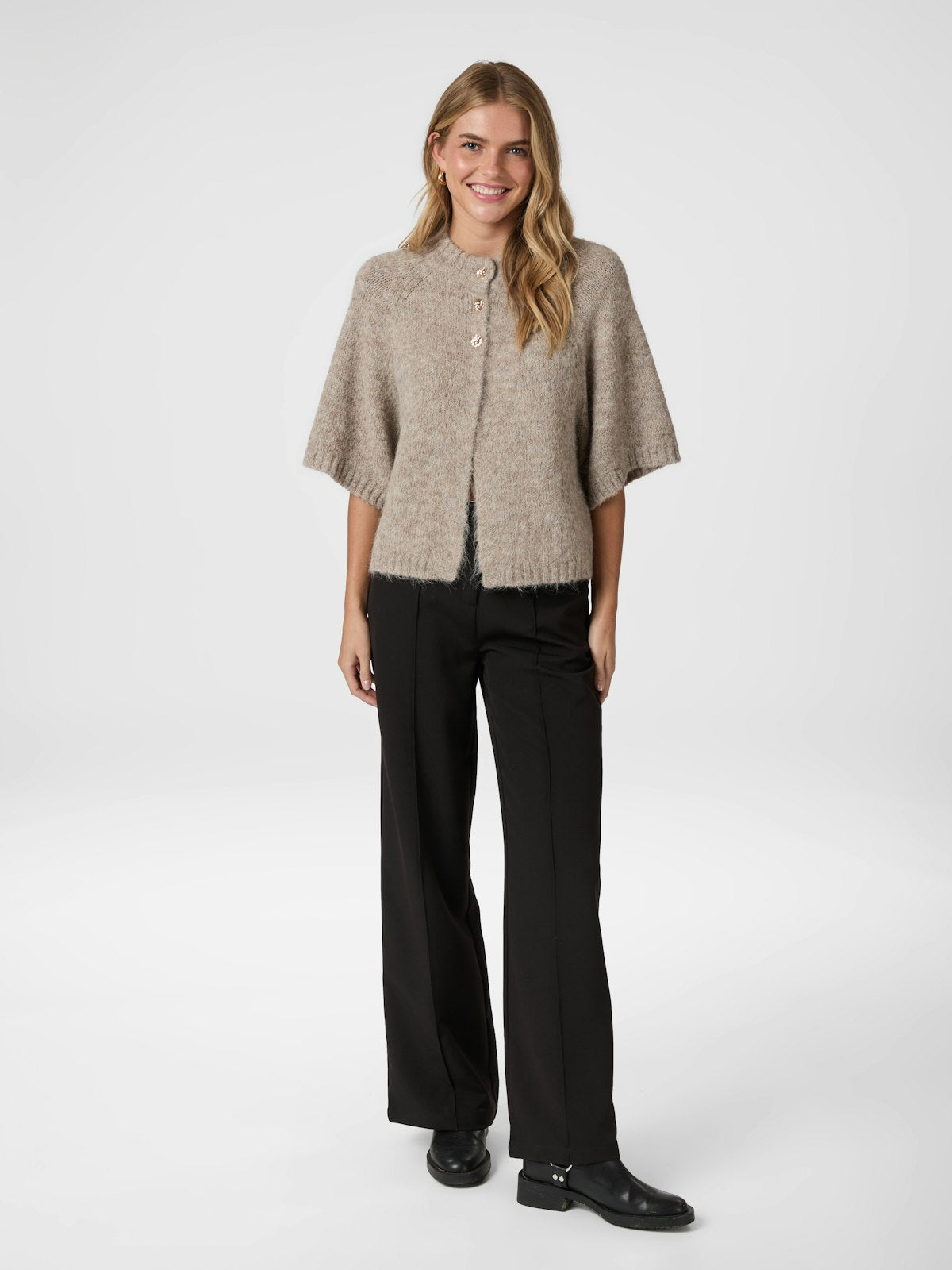 Benuta Fluffy Knit Cardigan alternativt utsnitt, cardigan fra Neo Noir hos Image Mandal