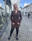 Exa Dress i sort coffe sett fra siden, kjole fra Urban Pioneers hos Image Mandal