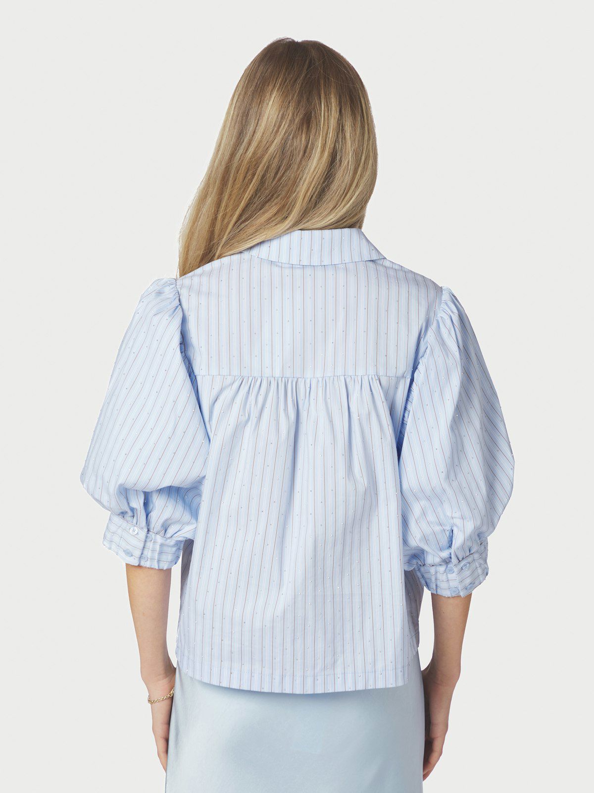 Etta Stripe Stone Shirt i lyseblå nærbilde av detaljer, skjorte fra Neo Noir hos Image Mandal