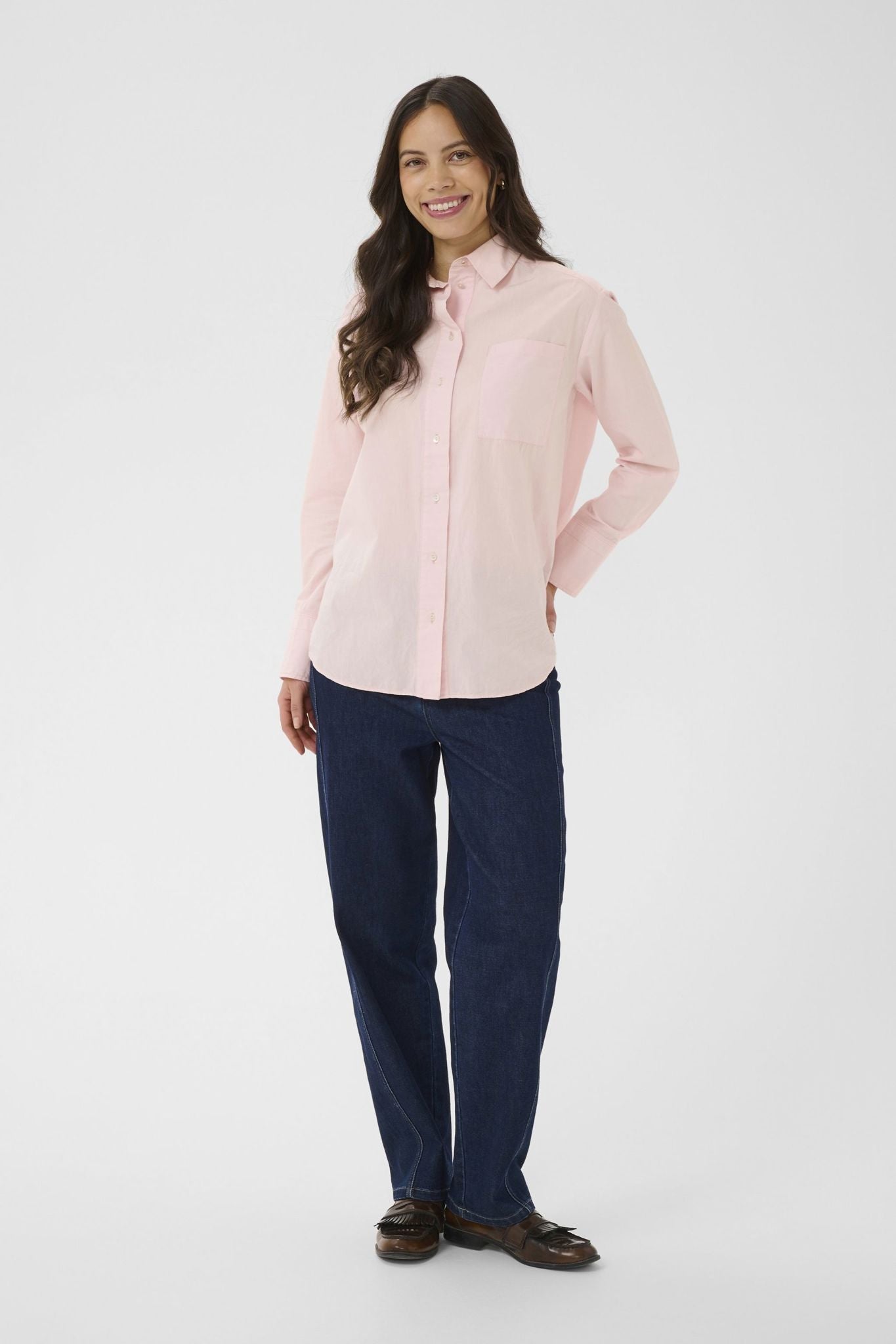 Phyllissz Shirt i chalk rosa sett fra siden, skjorte fra Saint Tropez hos Image Mandal