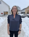 Roella Heavy Sateen Blouse i midnight blå i polyester, bluse fra Neo Noir hos Image Mandal