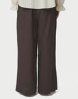 Heifa Linen Pants i dark brun nærbilde av detaljer, bukse fra Neo Noir hos Image Mandal