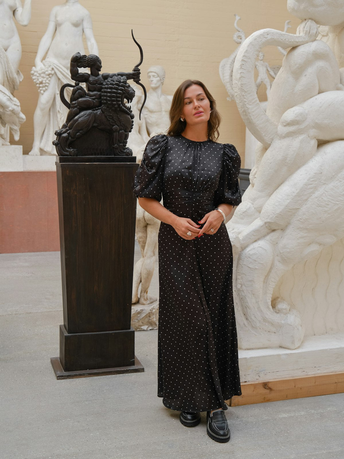 Kikka Dot Dress i sort ekstra vinkel, kjole fra Neo Noir hos Image Mandal