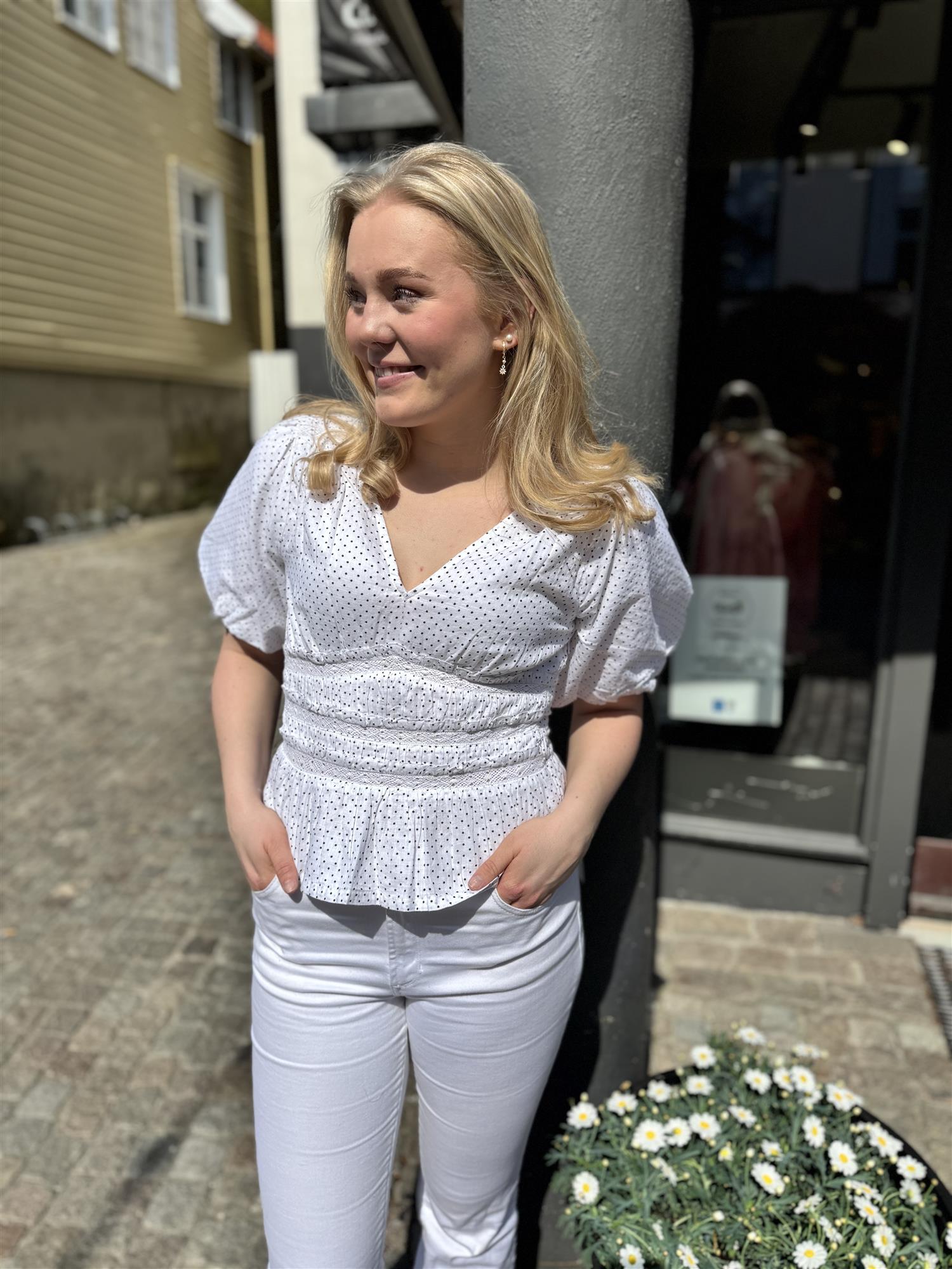 Sapura Mini Dot Blouse ekstra vinkel, bluse fra Neo Noir hos Image Mandal