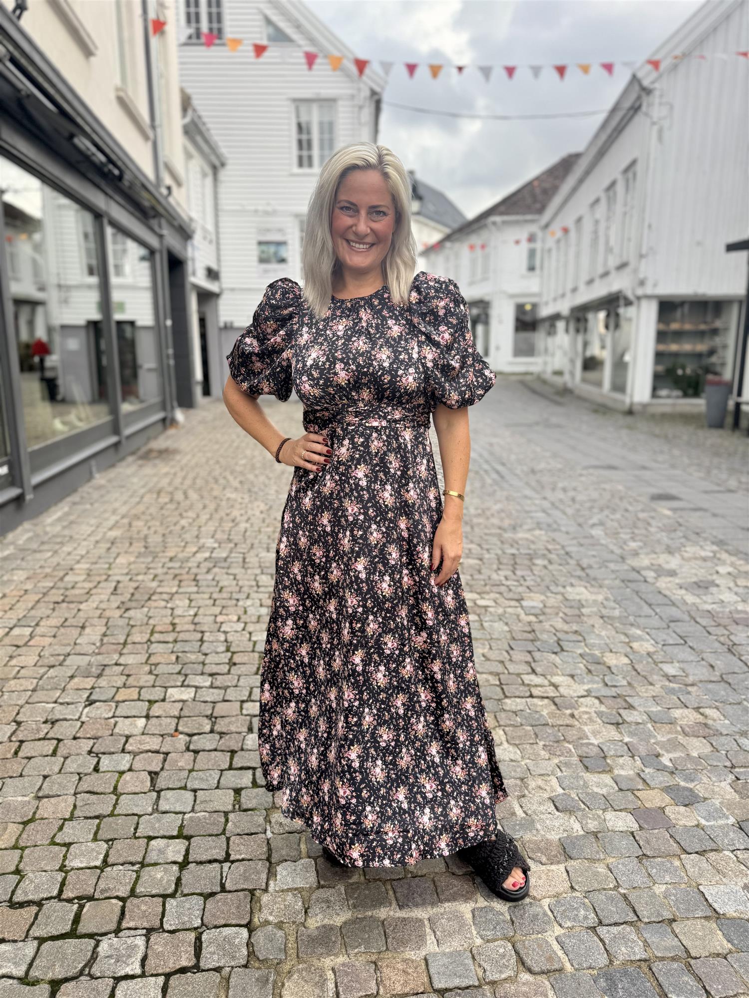 Kikka Rosy Dress i sort ekstra vinkel, kjole fra Neo Noir hos Image Mandal
