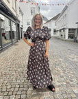 Kikka Rosy Dress i sort ekstra vinkel, kjole fra Neo Noir hos Image Mandal