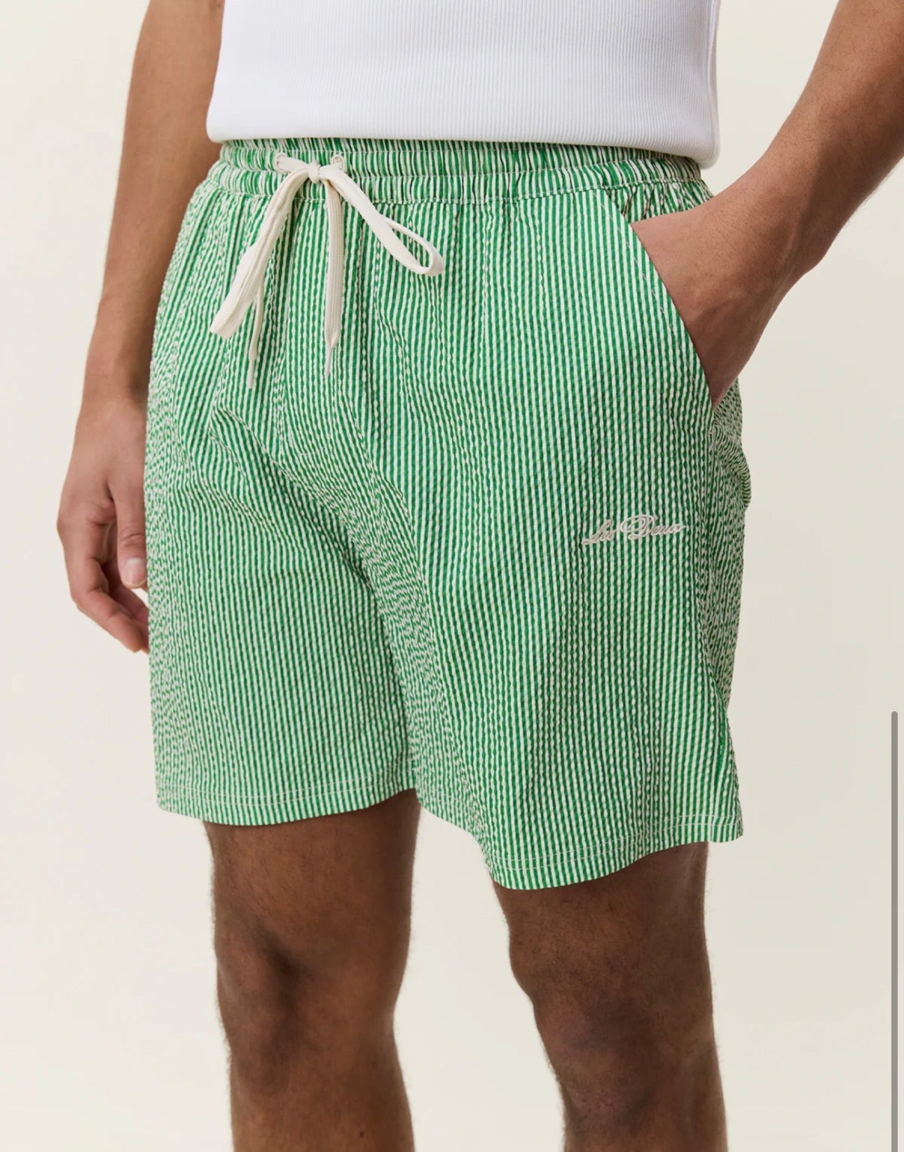 Stripe Seersucker Swim Shorts i grønn, badetøy fra Les Deux hos Image Mandal