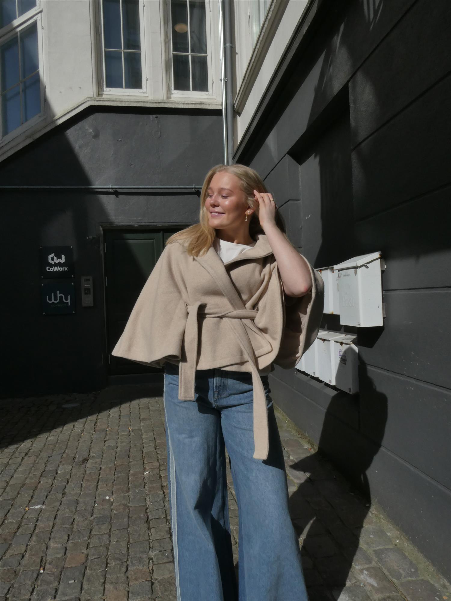Zanna Cape i beige ekstra vinkel, yttertøy fra Neo Noir hos Image Mandal