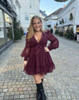 Aurora Dress i bordeaux i bomull, kjole fra Golightly hos Image Mandal