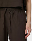 Sonar Linen Pants i dark brun nærbilde av detaljer, bukse fra Neo Noir hos Image Mandal