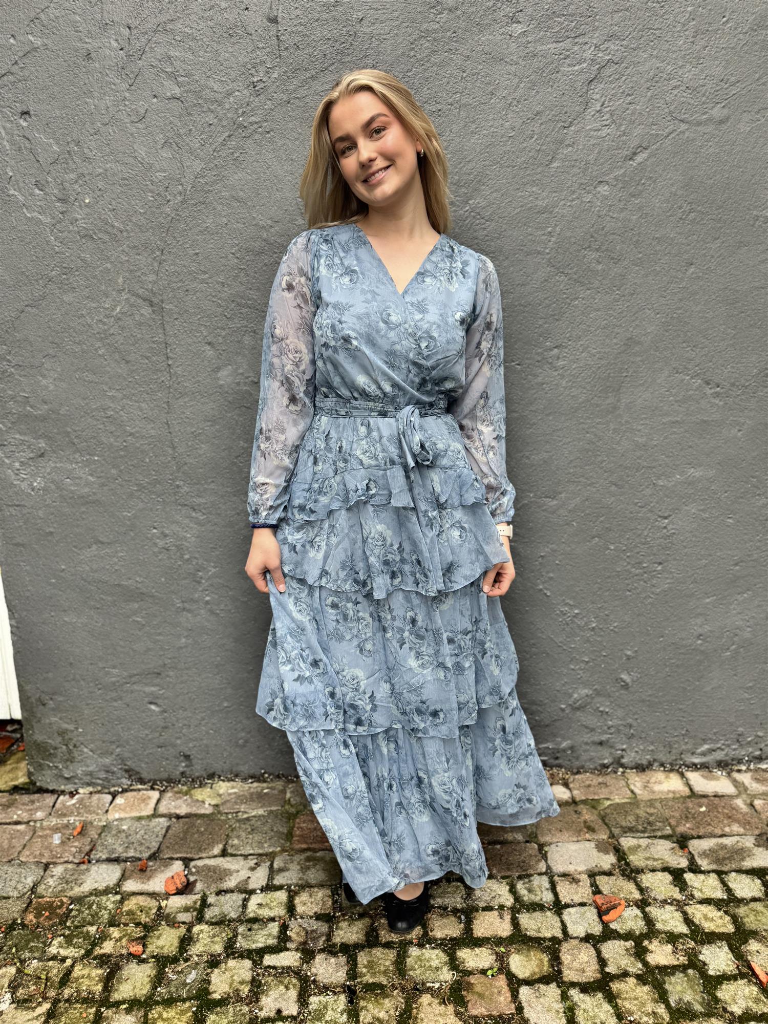 Denila Crepe Print Dress i dus blå i polyester, kjole fra Neo Noir hos Image Mandal
