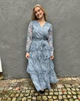 Denila Crepe Print Dress i dus blå i polyester, kjole fra Neo Noir hos Image Mandal