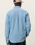Konrad Denim Shirt i denim nærbilde av detaljer, skjorte fra Les Deux hos Image Mandal