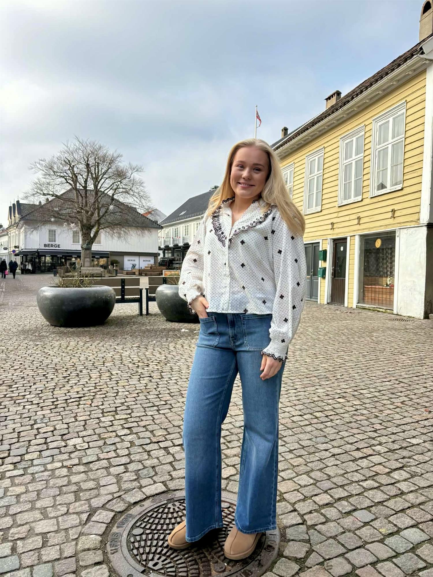 Degas Dot Blouse i hvit styling-inspirasjon, skjorte fra Neo Noir hos Image Mandal