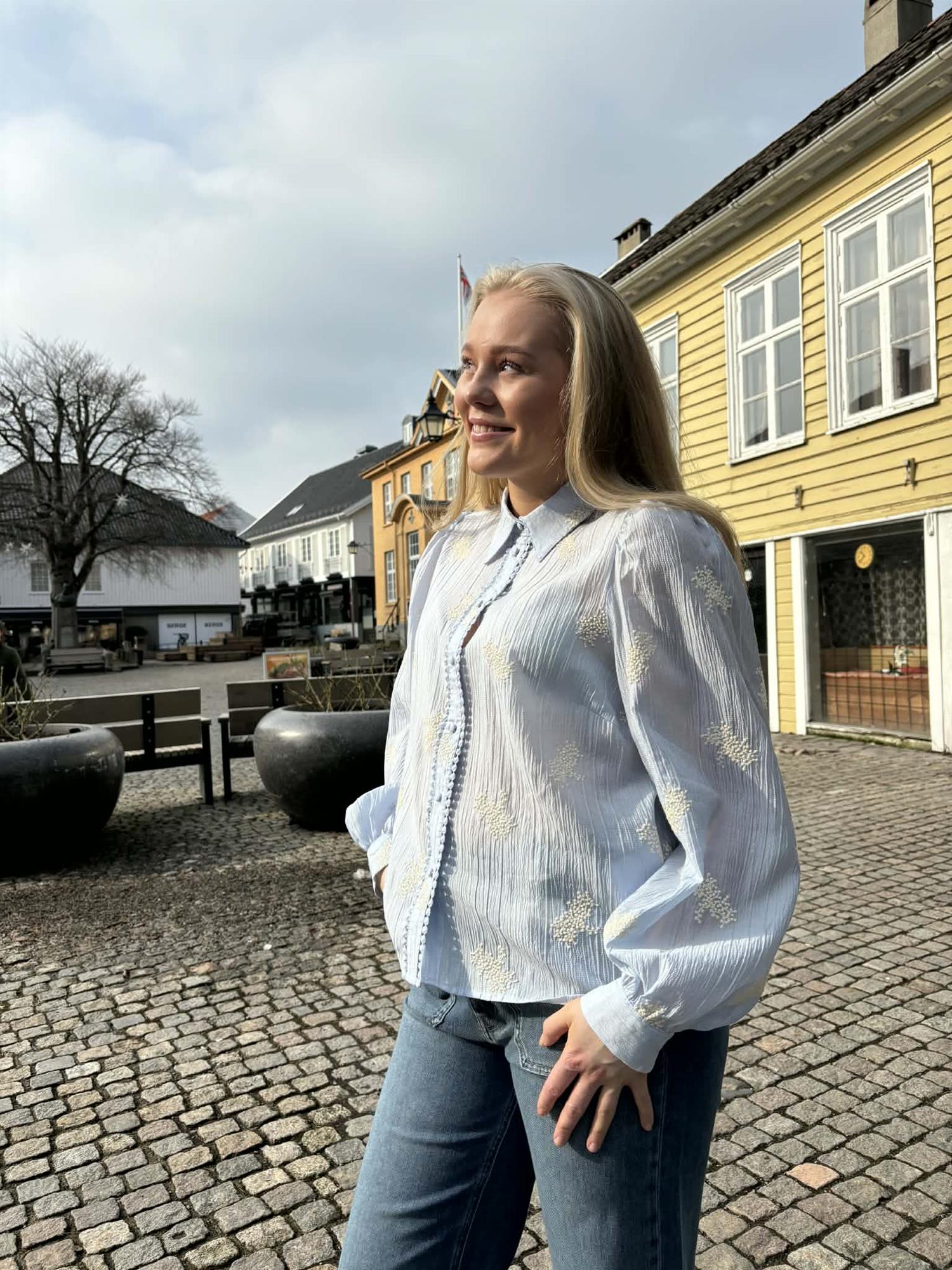 Ameliacc Emb Shirt i pale blå nærbilde av detaljer, skjorte fra Co'couture hos Image Mandal