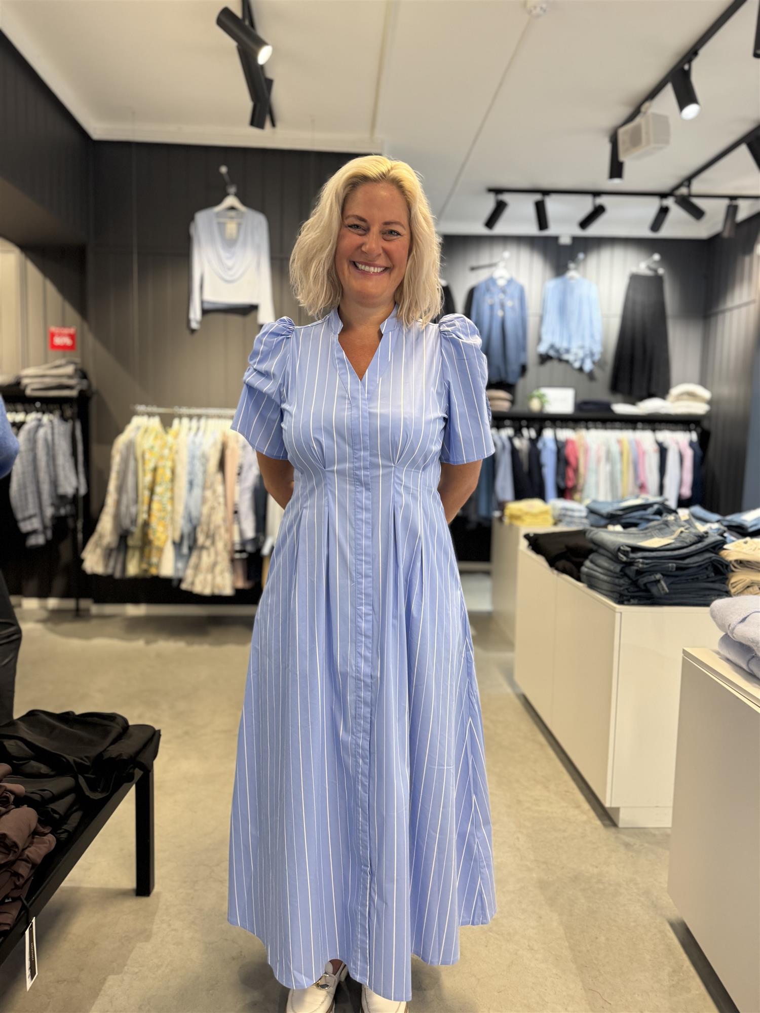 Terancc Stripe Pleat Dress i pale blå nærbilde av detaljer, kjole fra Co'couture hos Image Mandal