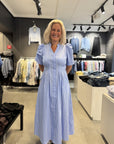 Terancc Stripe Pleat Dress i pale blå nærbilde av detaljer, kjole fra Co'couture hos Image Mandal