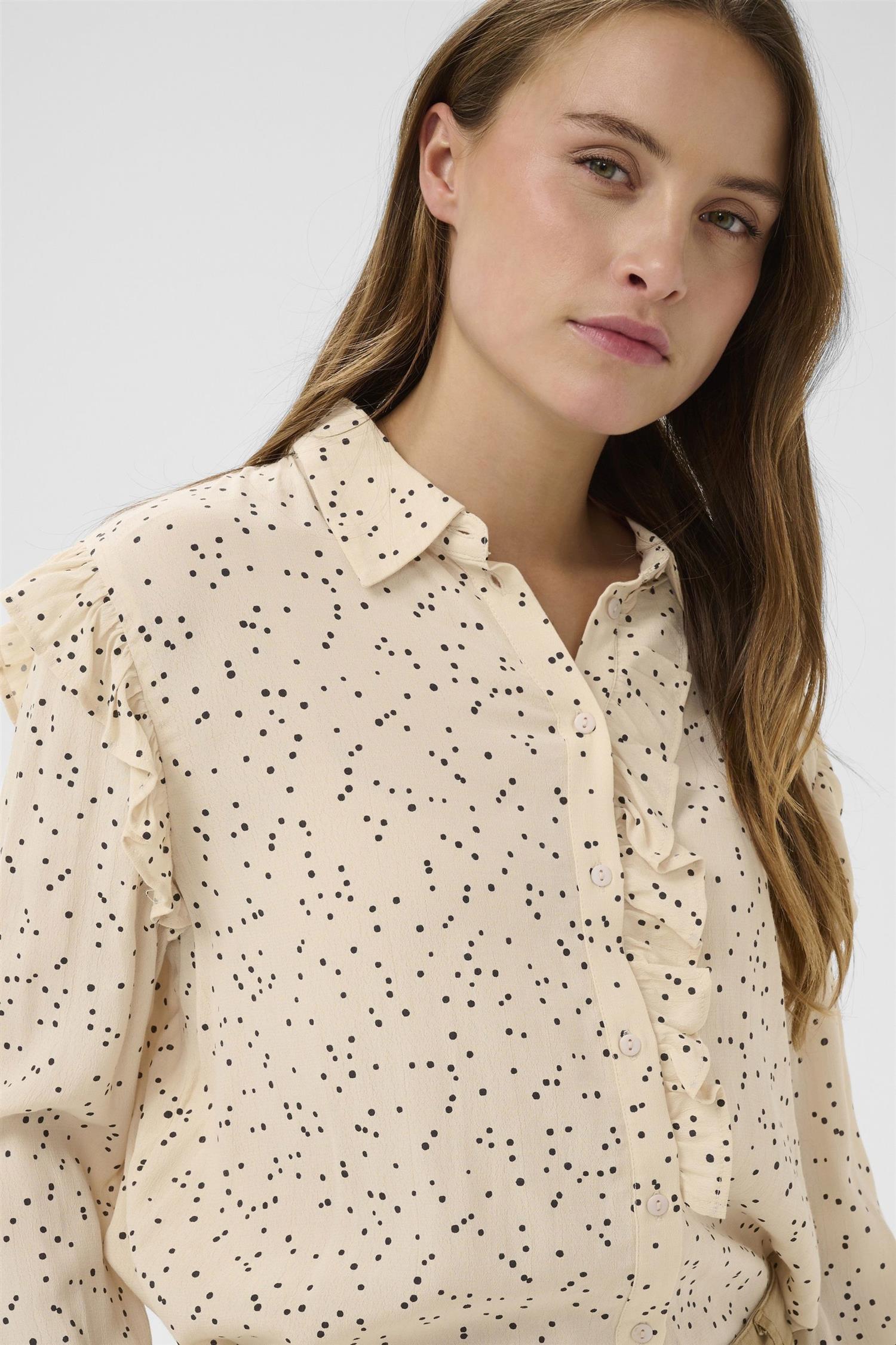 Pierrasz Shirt i creme sort mini dots stylet antrekk, skjorte fra Saint Tropez hos Image Mandal