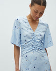 Ineya Dress i blå sett fra siden, kjole fra MBYM hos Image Mandal