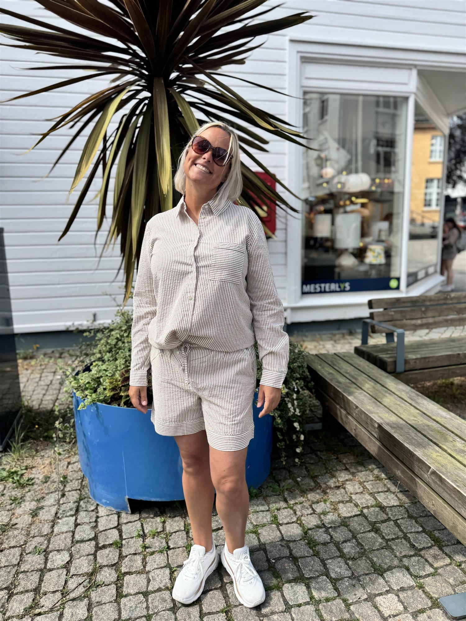 Elmikosz N. Shirt i Toasted Coconut Ice Stripe, skjorte fra Saint Tropez hos Image Mandal