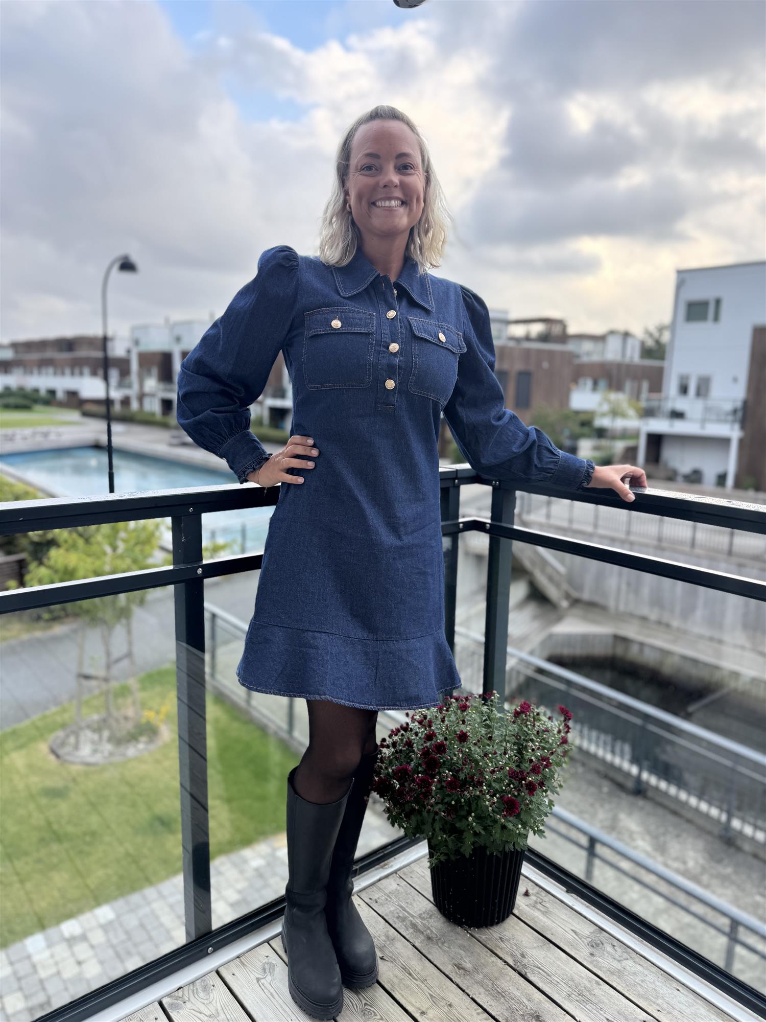 Nikko Denim Dress i blå detaljbilde, kjole fra Neo Noir hos Image Mandal