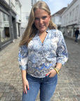 Roselle Artist Paisley Blouse i blå sett fra siden, bluse fra Neo Noir hos Image Mandal