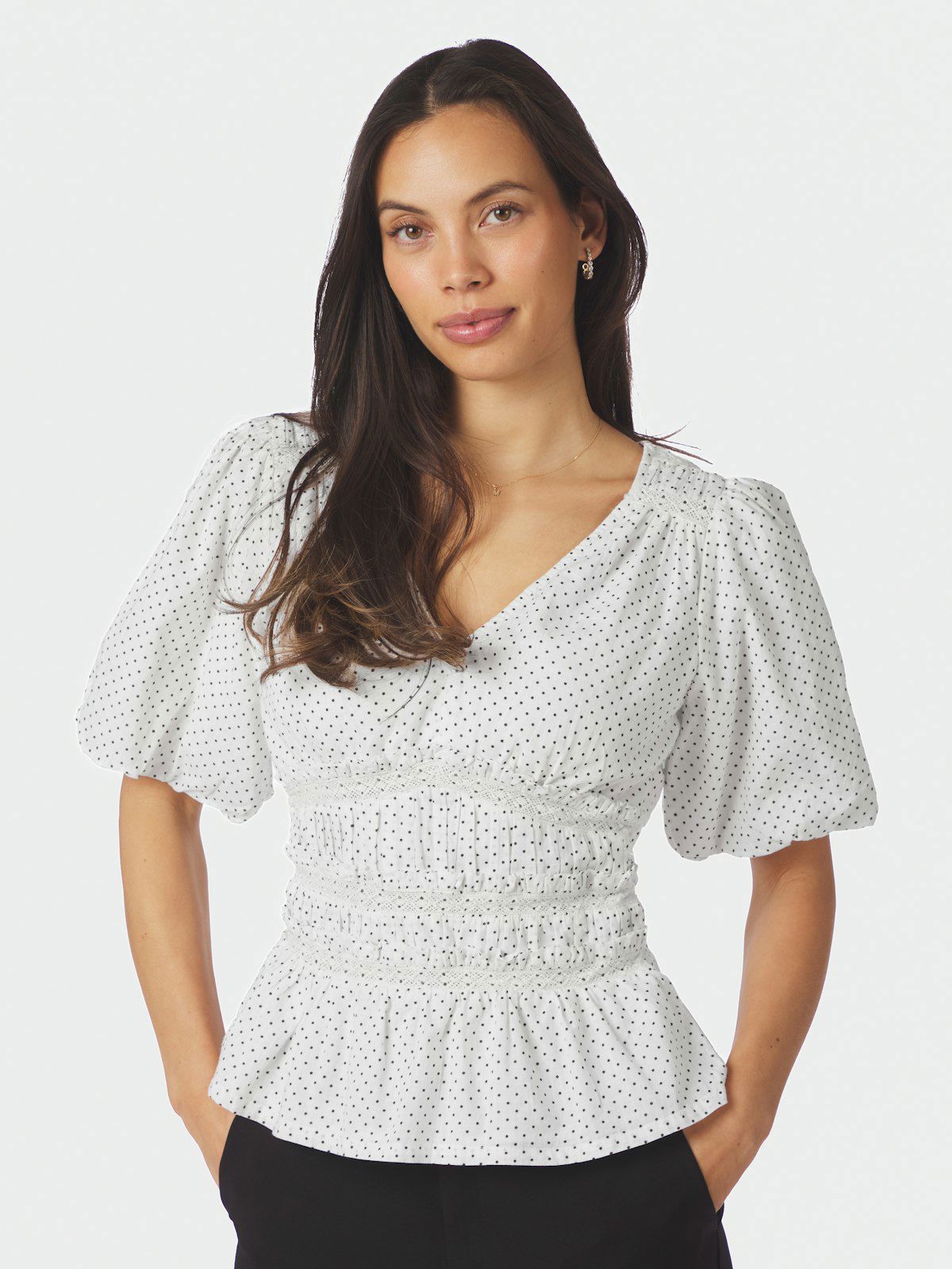 Sapura Mini Dot Blouse stylet antrekk, bluse fra Neo Noir hos Image Mandal