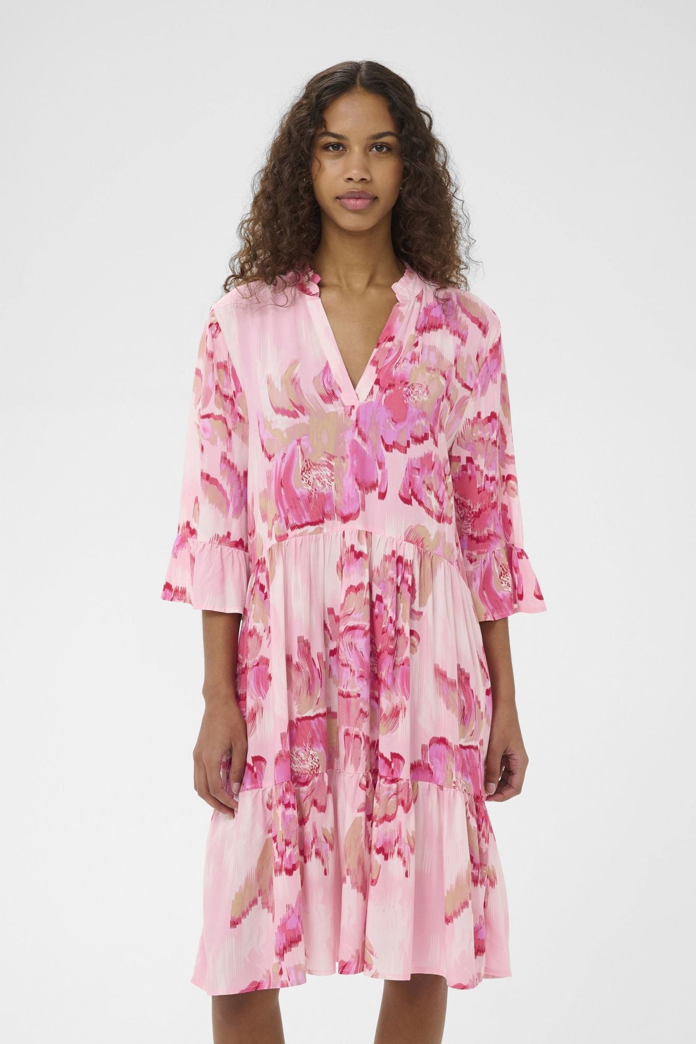 Edasz Dress i poppy shaded flower nærbilde av detaljer, kjole fra Saint Tropez hos Image Mandal