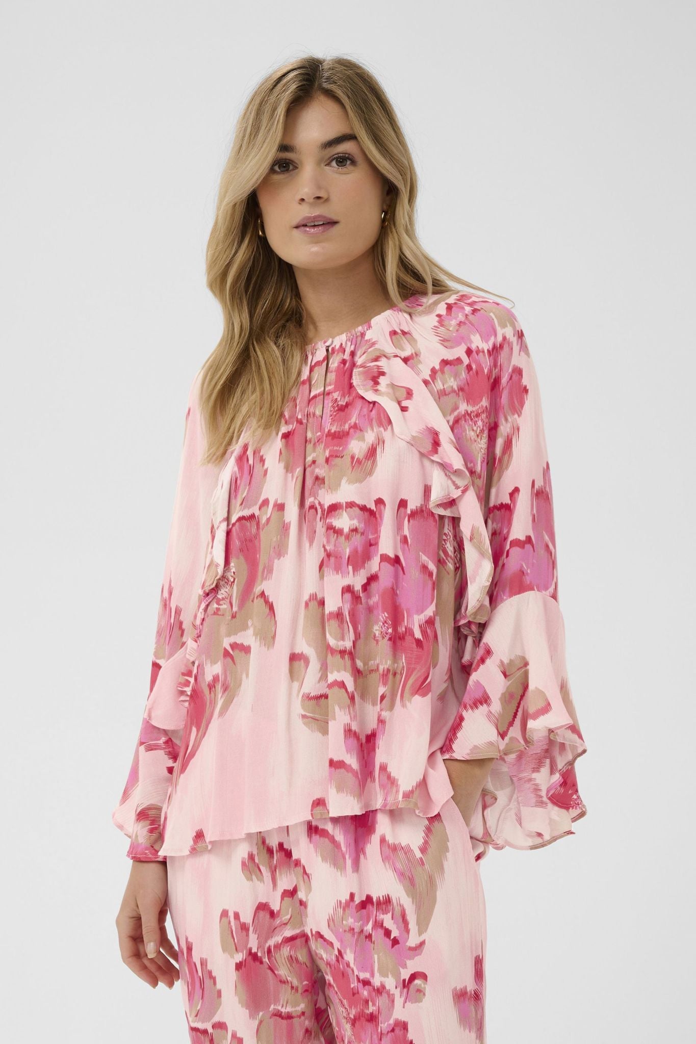 Pollyanasz Blouse i poppy shaded flower nærbilde av detaljer, skjorte fra Saint Tropez hos Image Mandal