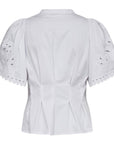 Poppycc Emb Ss V-shirt i hvit sett fra siden, bluse fra Co'couture hos Image Mandal