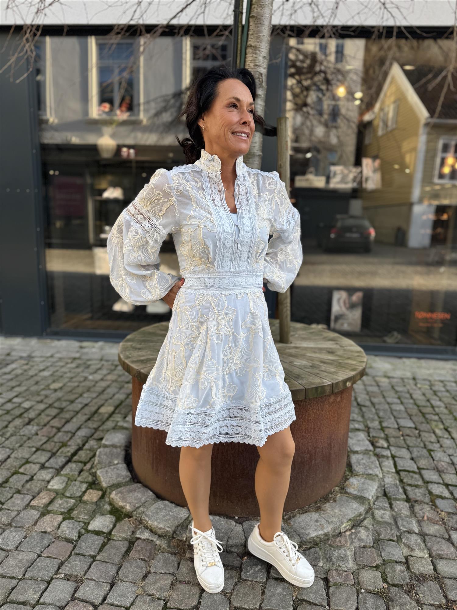 Aliah Needle Dress i lyseblå nærbilde av detaljer, kjole fra Ravn Ravn hos Image Mandal