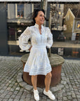Aliah Needle Dress i lyseblå nærbilde av detaljer, kjole fra Ravn Ravn hos Image Mandal