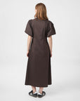 Illoana Poplin Dress i chocolate brun nærbilde av detaljer, kjole fra Neo Noir hos Image Mandal