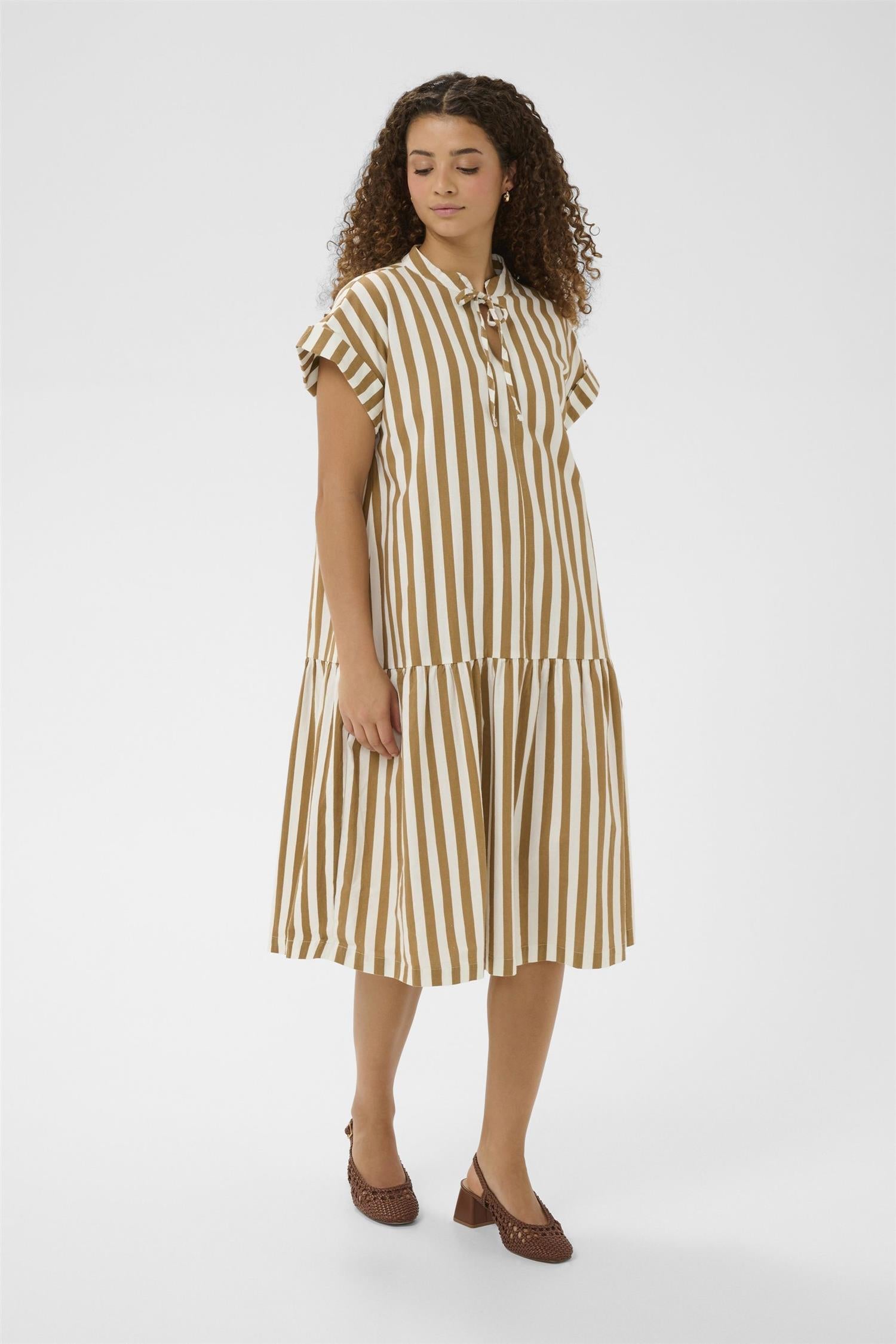 Zalindasz Ss Dress i tiger's eye ice stripet bakfra, kjole fra Saint Tropez hos Image Mandal
